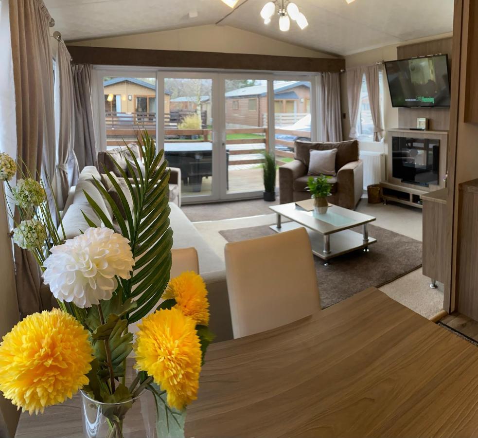 Hazel Oaks, Beautiful Lodge With Hot Tub - Sleeps 6 - Felmoor Park Morpeth Exterior photo